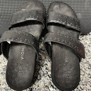 Vionic black flat sandals